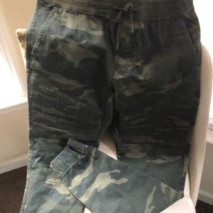 Hollister men’s camo stretch joggers